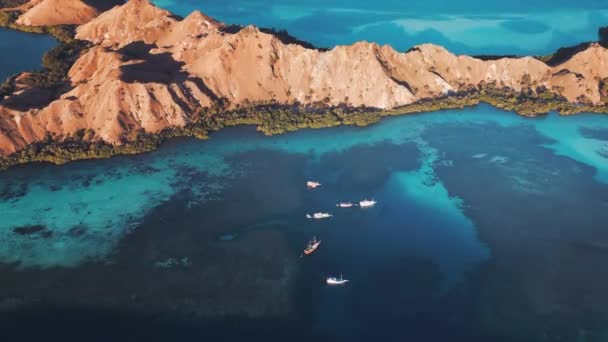 コモド国立公園の空中観察 インドネシアのコモド国立公園のクラム湾に停泊したボートに乗船 — ストック動画