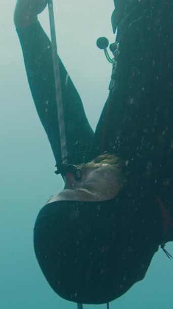 Αρσενικό Freediver Κατεβαίνει Κατά Μήκος Του Σχοινιού Κατά Διάρκεια Της — Αρχείο Βίντεο