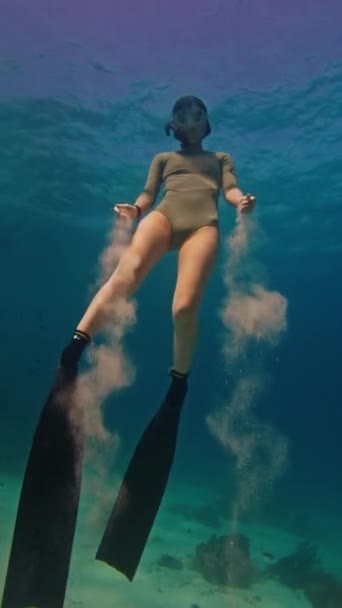 Женщина Фридайвер Поднимается Чистом Тропическом Море — стоковое видео