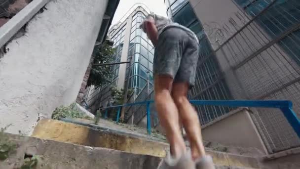 Facet Pracuje Miejskiej Dzielnicy Młody Człowiek Ćwiczy Schodach Mieście — Wideo stockowe