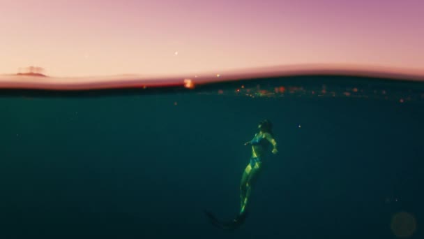 Mujer Freediver Nada Bajo Agua Mar Atardecer Relaja Flota Bajo — Vídeos de Stock