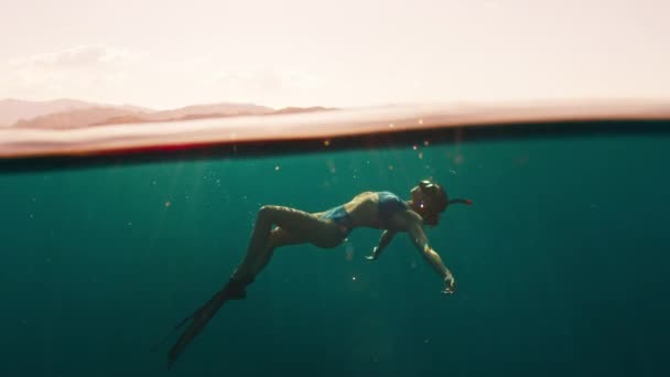 Vrouw Vrijduiker Zwemt Onder Water Zee Bij Zonsondergang Ontspant Drijft — Stockvideo