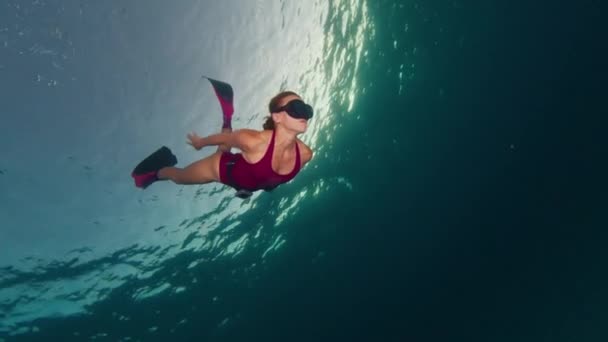 Mulher Livre Nada Relaxa Debaixo Água Mar Tropical Pôr Sol — Vídeo de Stock