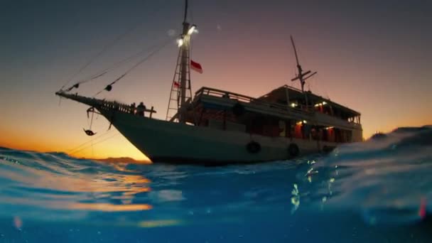Vive Bordo Barco Ancorado Baía Vista Subaquática Dividida Durante Pôr — Vídeo de Stock