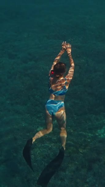 Ženské Jezdec Plave Pod Vodou Moři Při Západu Slunce Dělá — Stock video