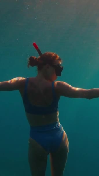Vrouw Freediver Zwemt Onder Water Zee Bij Zonsondergang Kijkt Zich — Stockvideo