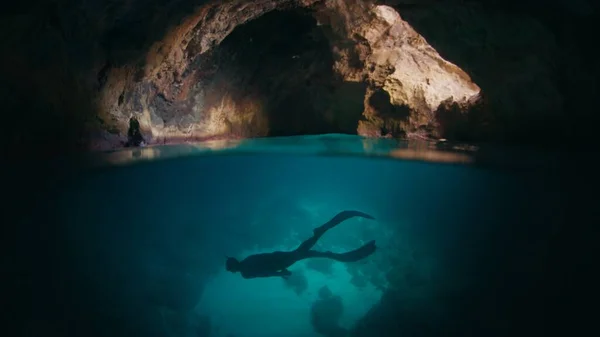 Freediver Víz Alatt Úszik Barlangban Férfi Szabadúszó Felfedezi Barlangot Víz — Stock Fotó