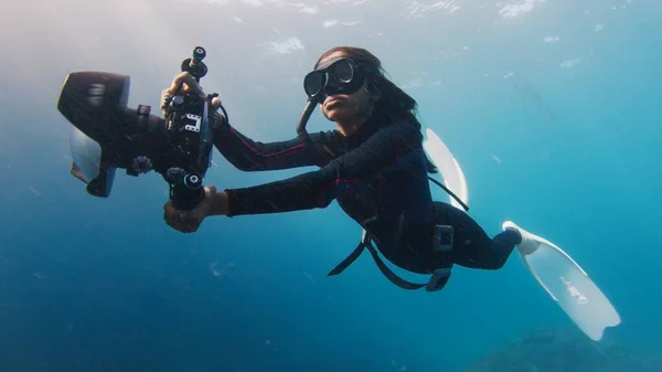 Hintli Kadın Sualtı Fotoğrafçısı Büyük Altı Kamerasıyla Yüzüyor Denizde Yüzen — Stok fotoğraf