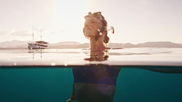 Gün Batımında Tropikal Denizde Yüzen Maskeli Özgür Kadın Portresi — Stok video