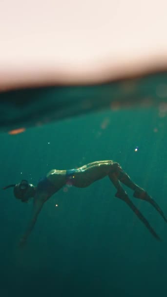 Жінка Вільно Плаває Під Водою Заході Сонця Розслабляється Пливе Під — стокове відео