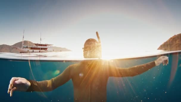 Портрет Чоловіка Звільненого Плаває Морі Заході Сонця Човном Дошці Фоні — стокове відео