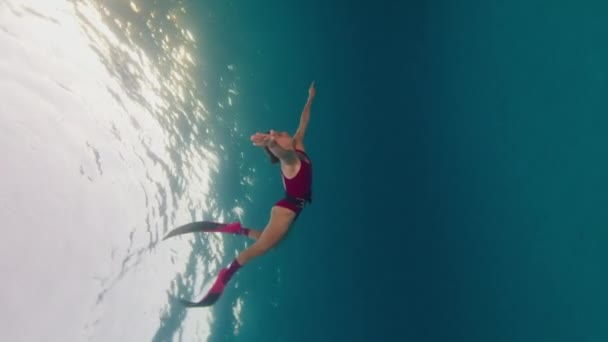 Kobieta Freediver Pływa Relaksuje Się Pod Wodą Tropikalnym Morzu Zachodzie — Wideo stockowe