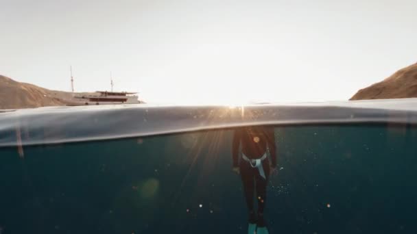 Woman Freediver Ascends Depth Appears Surface Starts Breathing — Stock Video
