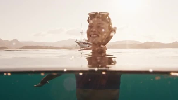 Портрет Красивої Жінки Звільненої Маски Плаває Тропічному Морі Заході Сонця — стокове відео