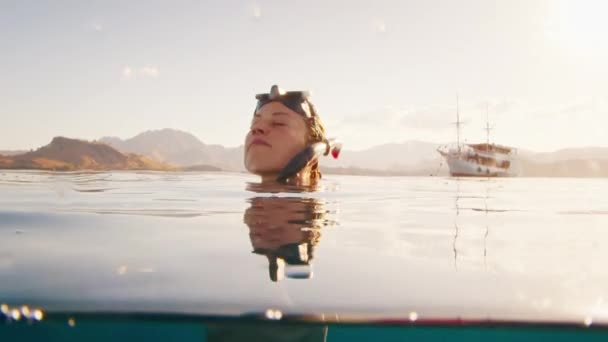 Портрет Красивої Жінки Звільненої Маски Плаває Тропічному Морі Заході Сонця — стокове відео