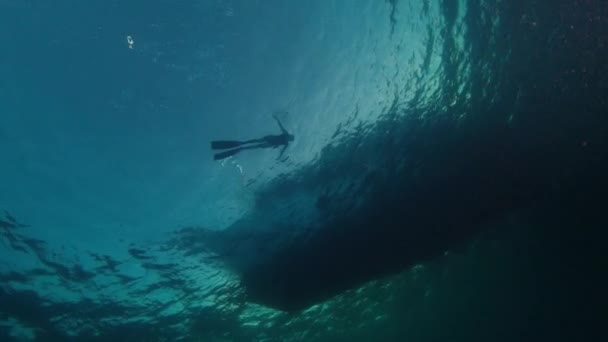 Silhueta Mulher Livre Nadando Superfície Perto Barco — Vídeo de Stock