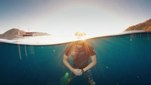 Retrato Homem Livre Nadando Flutuando Mar Pôr Sol Com Barco — Vídeo de Stock