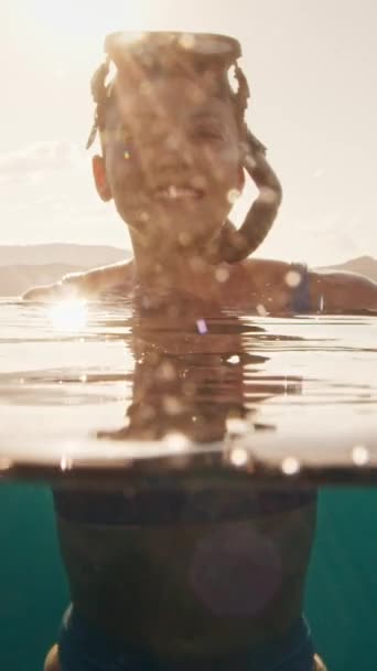 Портрет Щасливої Жінки Звільненої Маски Плаває Тропічному Морі Заході Сонця — стокове відео
