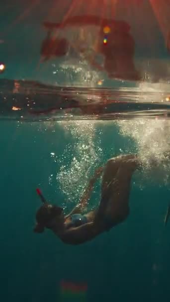 Vrouw Vrijduiker Zwemt Onder Water Zee Bij Zonsondergang Ontspant Drijft — Stockvideo