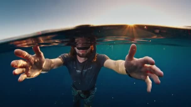 Portré Férfi Szabadúszó Úszás Lebeg Tengerben Naplementekor Nyújtott Kézzel Liveaboard — Stock videók