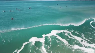 Brezilya 'da okyanus dalgaları dalgalanır ve kırılır.
