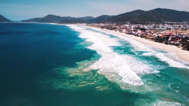 Brezilya 'daki Atlantik Okyanusu kıyılarının havadan görünüşü. Morro das Pedras Kasabası, Florianopolis.