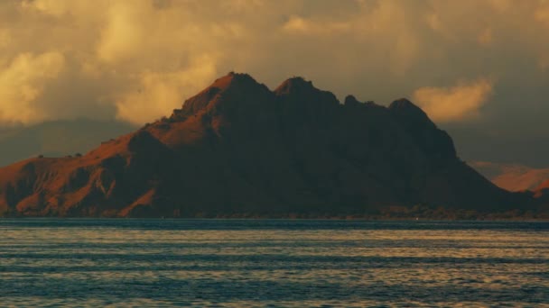 背景に黄色い雲があるコモド島 インドネシア — ストック動画
