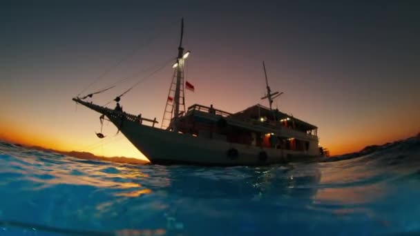 Живая Лодка Стоящая Якоре Заливе Раскололся Водой Закате Национальный Парк — стоковое видео