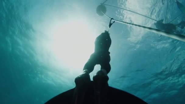 Freediving Rope Sea Male Freediver Ascends Rope Monofin — Stock Video
