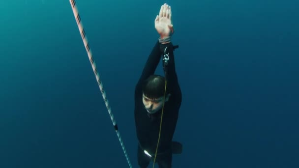 Freediver Monofin Naik Sepanjang Tali Dengan Lanyard Terpasang Untuk Keselamatan — Stok Video