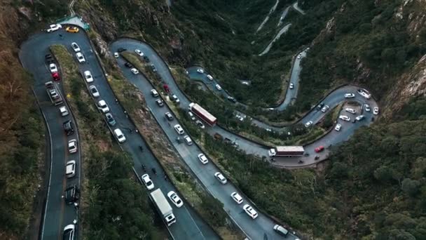 ブラジルの山の交通量の多い道路の空中ビュー — ストック動画