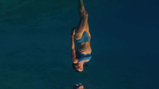 Perempuan Ini Berenang Bawah Air Saat Matahari Terbenam Dan Perlahan — Stok Video