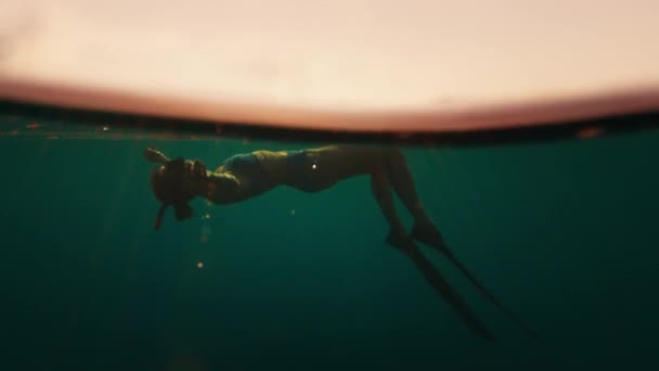 女自由选手在日落时在海里游泳 并在水面下放松和漂浮 — 图库视频影像