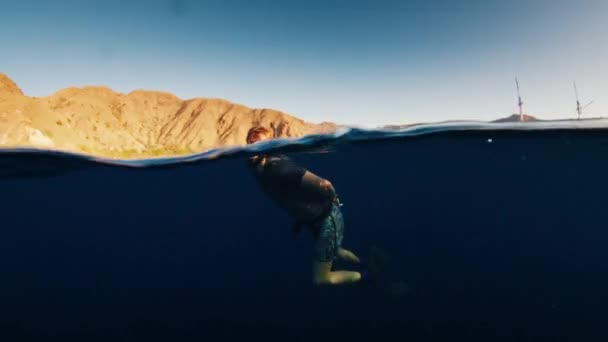 Man Freediver Zwemmen Zee Bij Zonsondergang Met Liveaboard Boot Achtergrond — Stockvideo