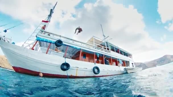 Komodo Indonesia Luglio 2023 Ragazzo Salta Dalla Barca Mare Filmati — Video Stock