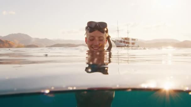 Portrét Krásné Ženy Plavkyně Maskou Tropickém Moři Při Západu Slunce — Stock video