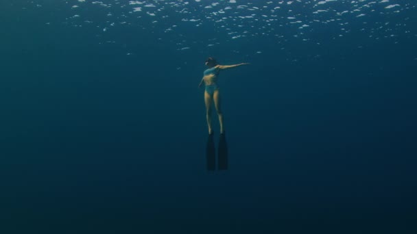 Mujer Liberadora Nada Bajo Agua Mar Atardecer Acerca Lentamente Superficie — Vídeos de Stock