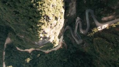 Brezilya dağındaki kavisli yolun havadan görünüşü