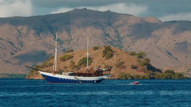 Geleneksel Endonezya yaşam gemisi Komodo adası yakınlarında demirledi.