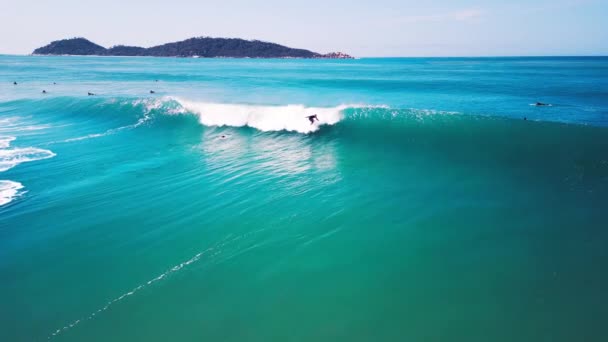 Surfer Reitet Auf Der Welle Brasilien — Stockvideo