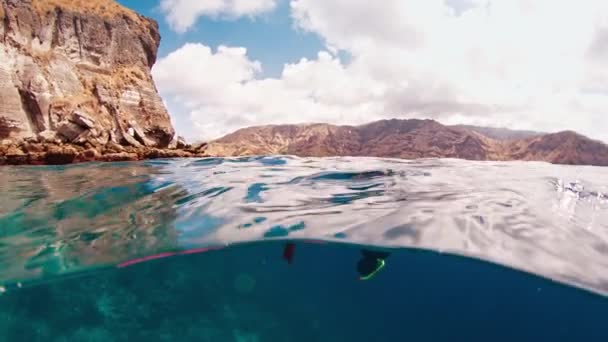 Male Freediver Relaja Nada Bajo Agua Flota Justo Debajo Superficie — Vídeos de Stock