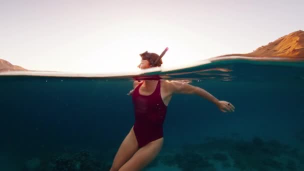 Gün Batımında Denizde Yüzen Özgür Bir Kadın Portresi Pembe Elbiseli — Stok video