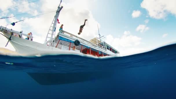 Komodo Indonesia Julio 2023 Niño Salta Del Barco Mar Imágenes — Vídeo de stock