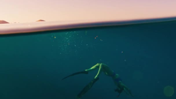 Serbest Dalış Yapan Kadın Gün Batımında Denizin Altında Yüzer Rahatlar — Stok video
