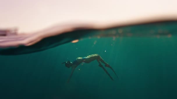 Mujer Freediver Nada Bajo Agua Mar Atardecer Relaja Flota Bajo — Vídeo de stock