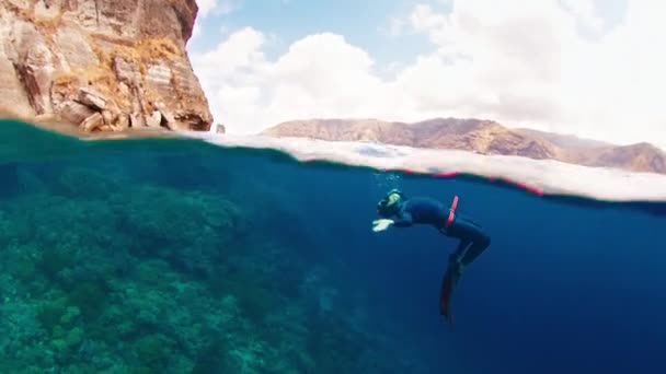 Male Freediver Relaxes Swims Underwater Floats Right Surface Splitted Footage — Stock Video