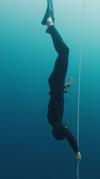 Freitaucher Beim Freitauchen Offenen Meer Seil Entlang — Stockvideo