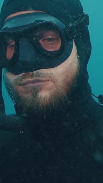 Close Portret Van Ontspannen Mannelijke Freediver Klimmen Langs Het Touw — Stockvideo