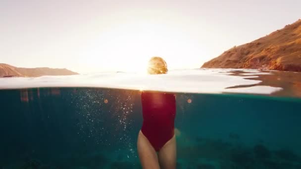 Portret Van Vrijduiker Die Bij Zonsondergang Zee Zwemt Jonge Vrouw — Stockvideo