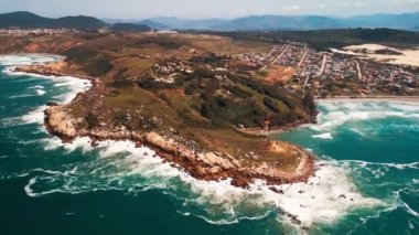 Brezilya kıyı şeridinin engebeli Atlantik Okyanusu manzarası